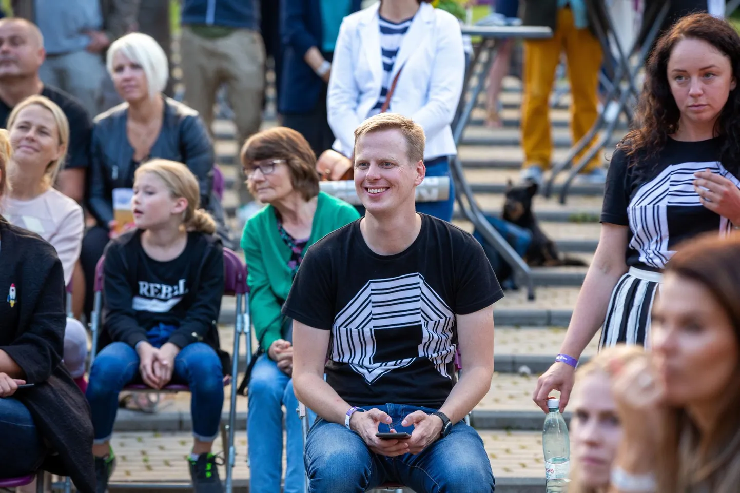 Arvamusfestivali eestvedaja Kaspar Tammist (keskel) astub viieks kuuks kõrvale Paide linnavolikogu tööst.