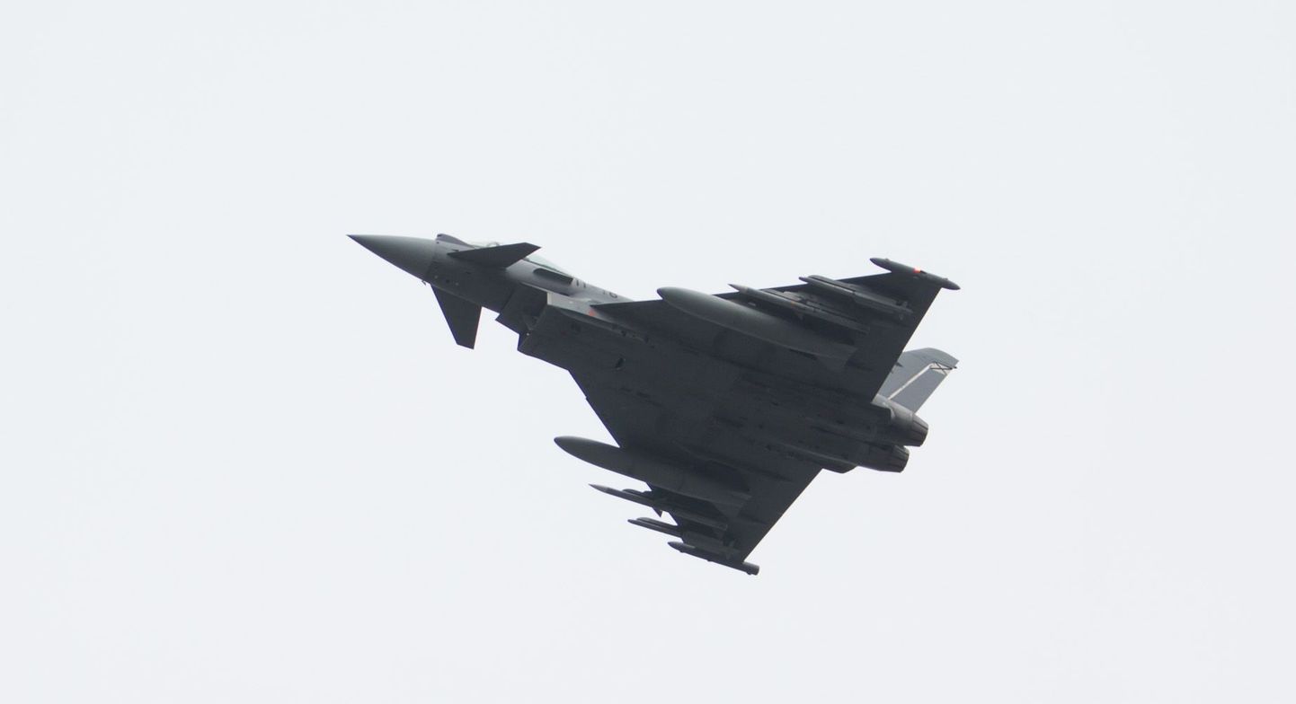 Tunamullu tehtud fotol on Hispaania hävitaja Eurofighter Typhoon ülelend pealinnast.