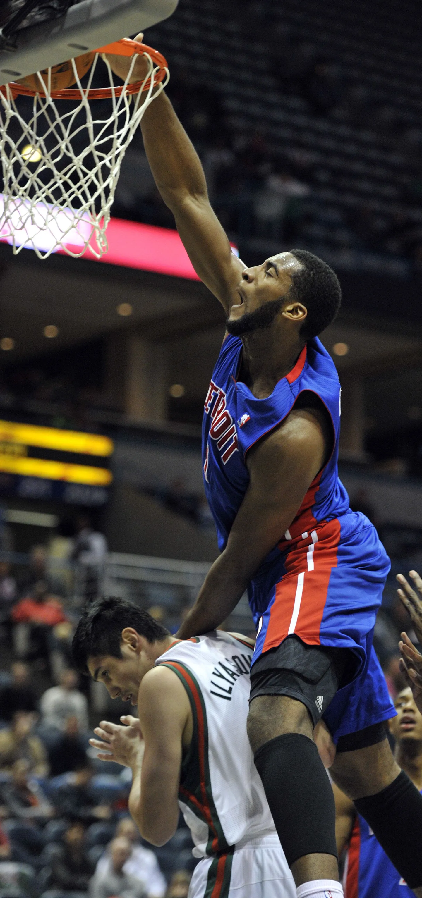Andre Drummond ja Ersan Ilyasova.