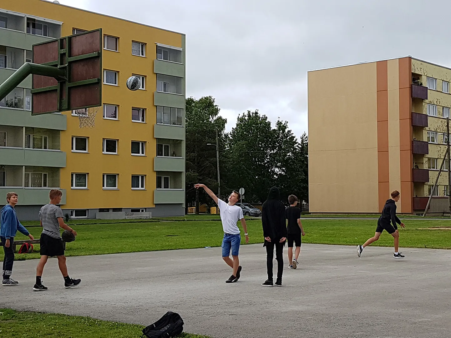 Soo tänava korvpalliplatsil mängivad noored peavad õhtuti palli mujal mängima, sest naabruses asuva maja elanikele see ei meeldi.