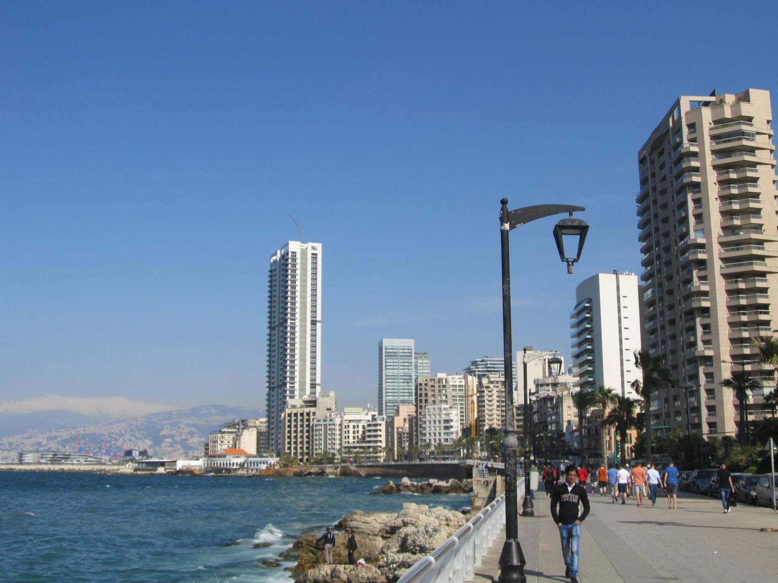 Kodusõjas kannatada saanud Beirutist on suur osa uuesti üles ehitatud ning nii on tegemist iidse, kuid samas ka modernse linnaga. 