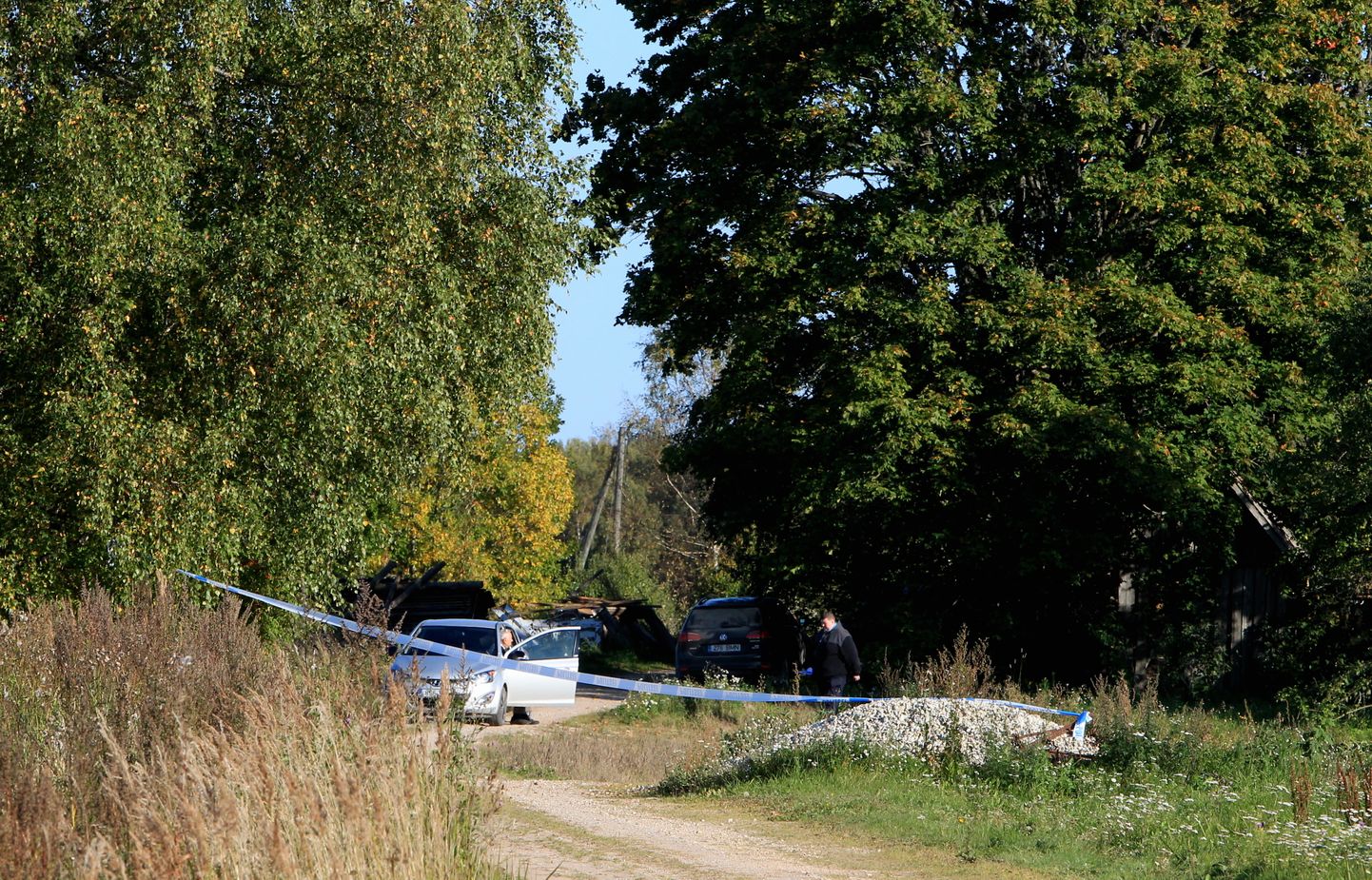 Politsei pidas 27. septembril Nõo ja Kambja valla piiril asuva talu õuel kuriteos kahtlustatavana kinni kaks meest. Neist üks, Jaak Hütter juunior, võttis endalt järgmisel hommikul arestikambris elu.