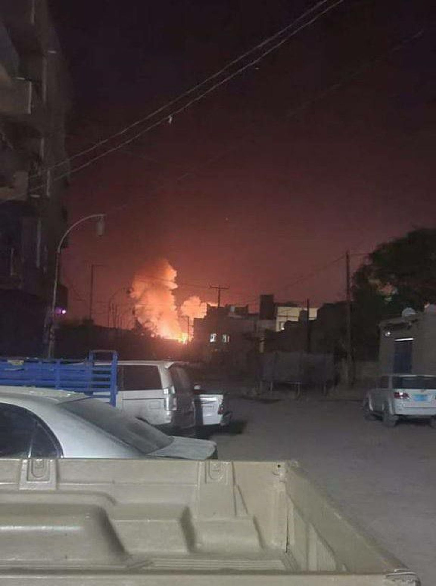 USA ja Briti vägede õhurünnaku järel puhkenud tulekahju Jeemenis Sanaa lähistel.