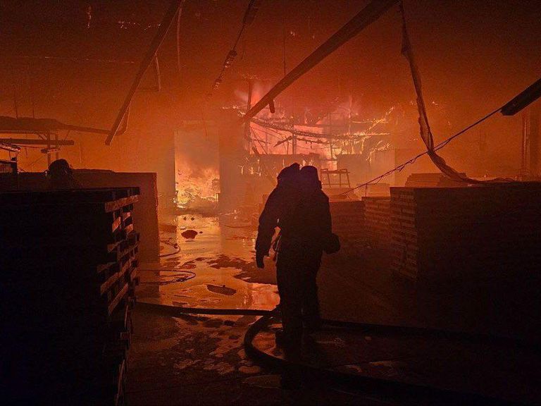 Утром сильный пожар на складах, начавшийся в результате атаки дронов, продолжали тушить