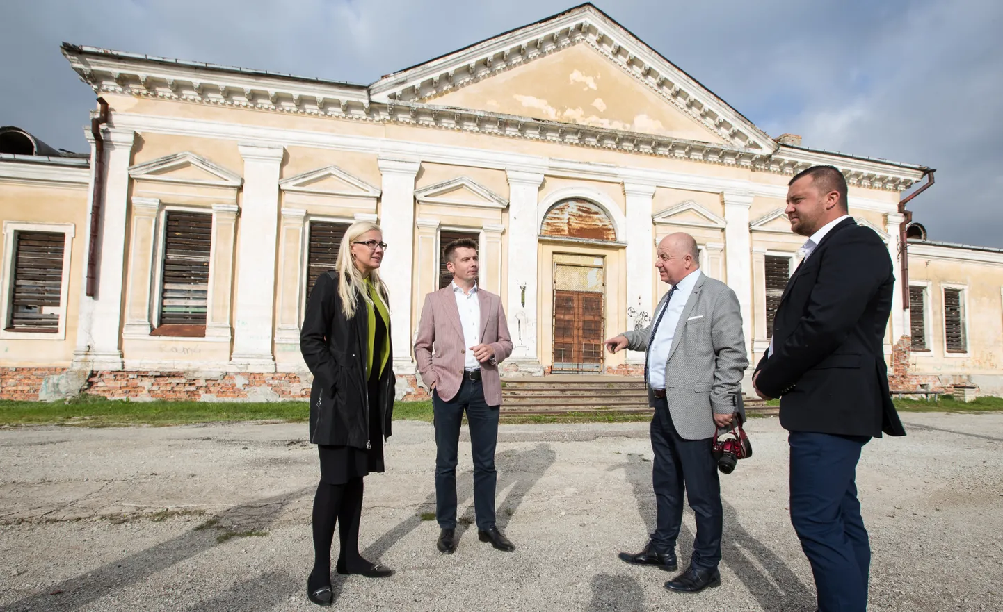 September 2017. Enne kohalikke valimisi käis koos kohalike parteikaaslaste Martin Repinski ning Arthur ja Alar Sepperniga Jõhvi raudteejaama uudistamas toonane keskerakondlasest majandusminister Kadri Simson.