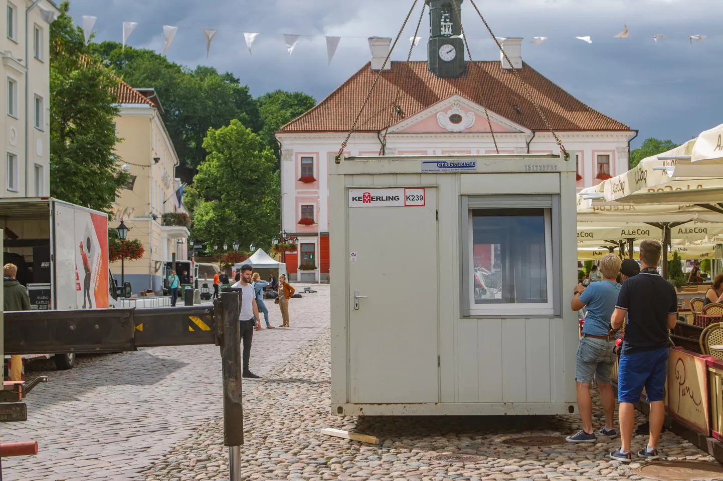 Pühapäeval hakati Raekoja platsi armastusfilmide festivaliks ette valmistama, kui paika sätiti filmiprojektori putka. Kinolina kerkib tänavu taas raekoja ette.