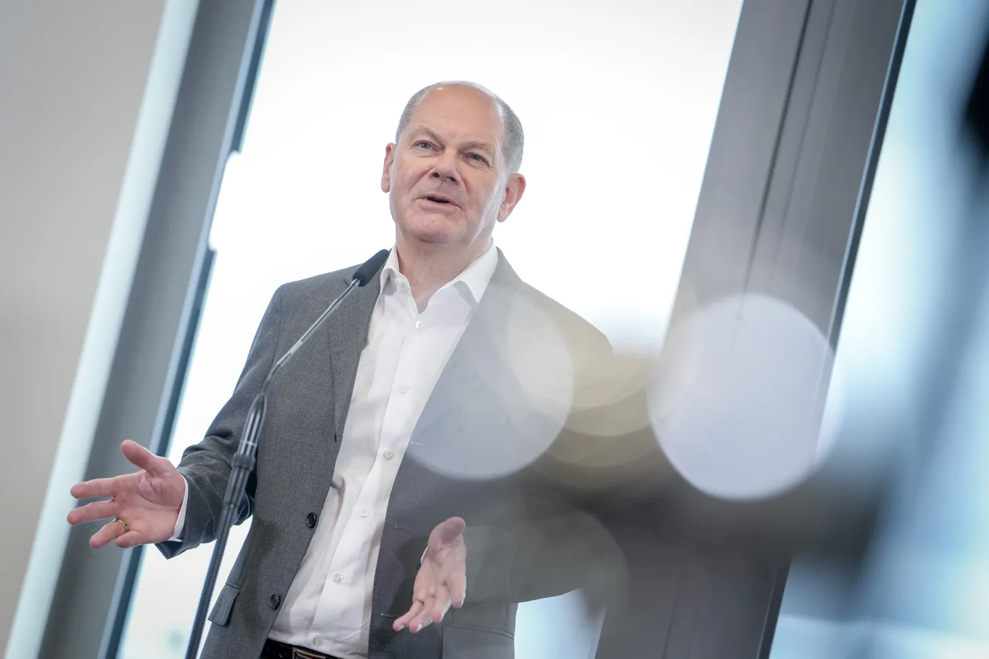 Saksa liidukantsler Olaf Scholz täna Berliini lennujaamas.
