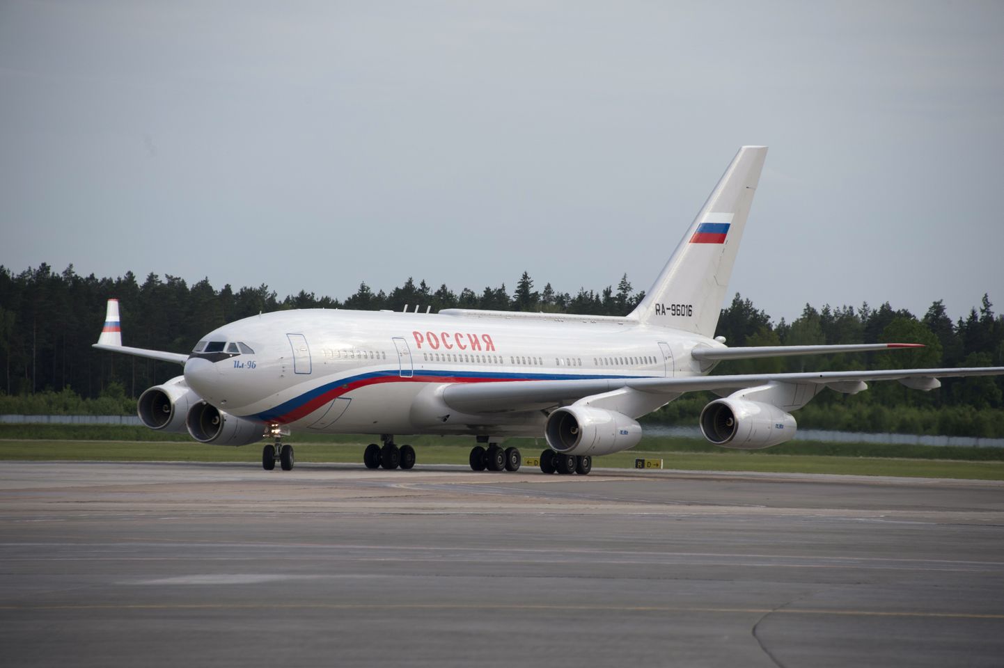President Vladimir Putinit vedav Il-96-300.