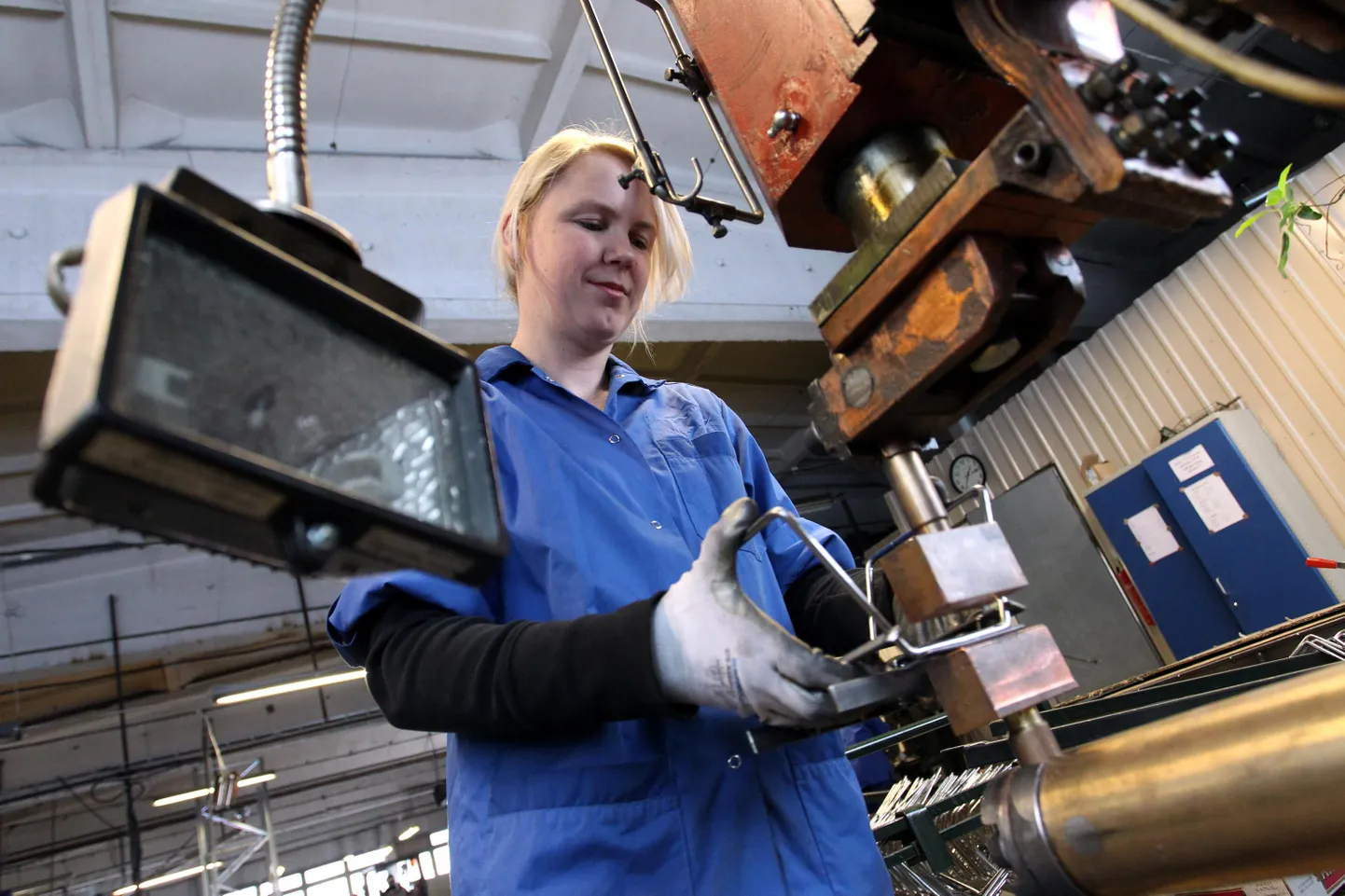 Metallitööstus Kmet Kõmsil. Traadipingi taga tööline Raili Roopalu.