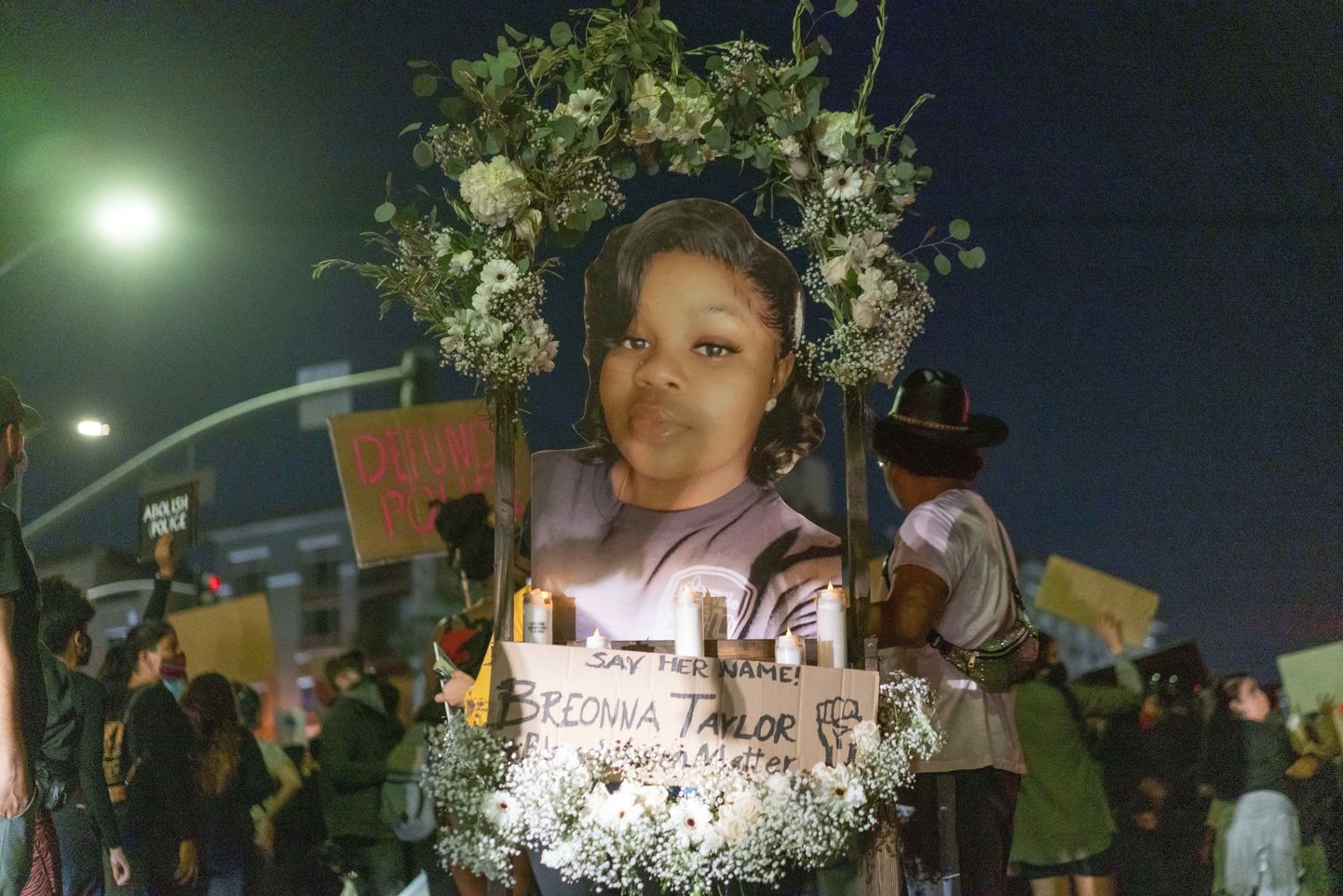 Breonna Taylori pilti kandvad meelavaldajad eile Los Angeleses väljendamas pahameelt kohtu otsuse üle mitte esitada tapmissüüdistust ühelegi naise surnuks tulistanud politseinikule.