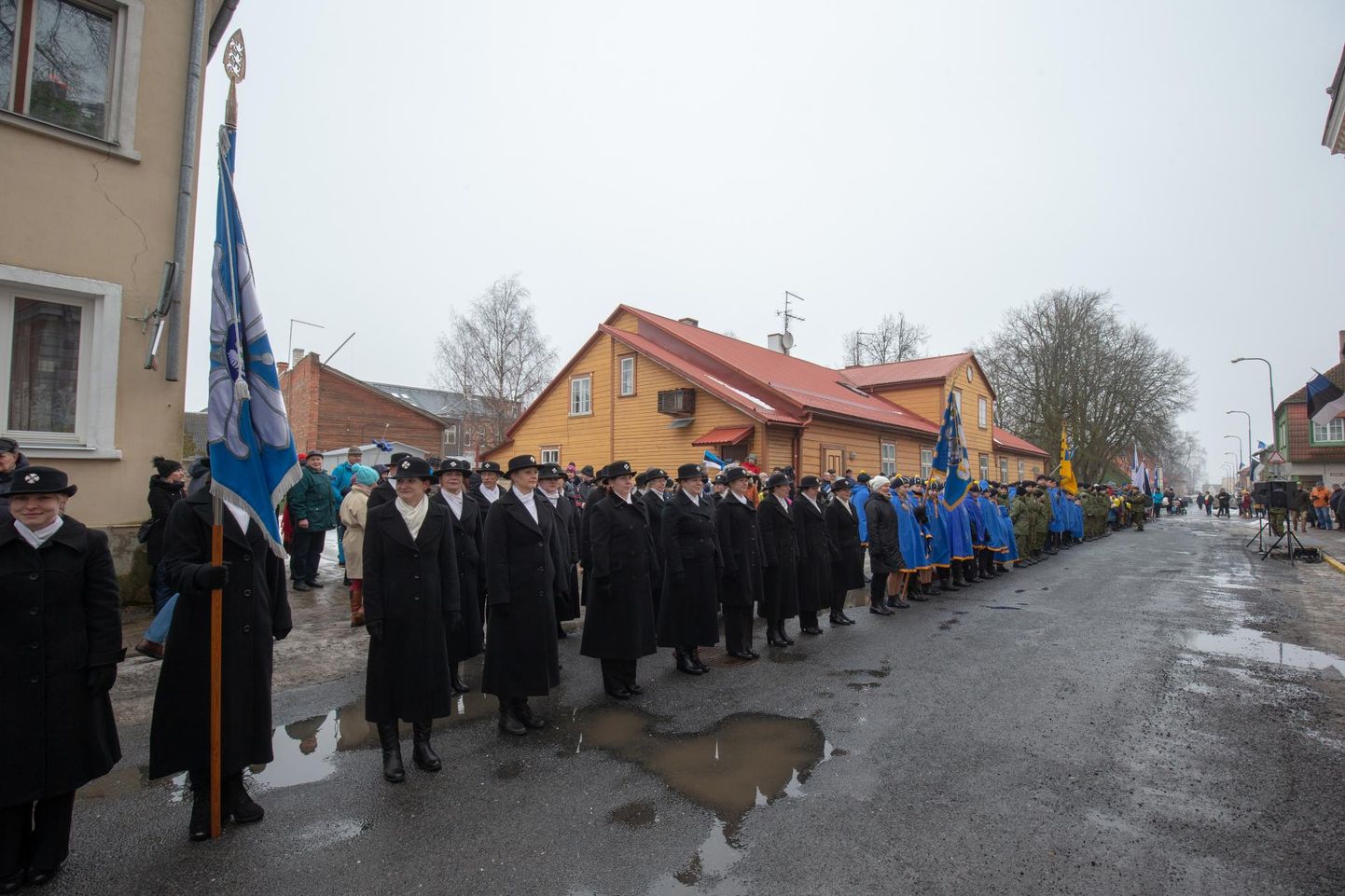 Nagu igal aastal kogunes mullu vabariigi aastapäeva hommikul Viljandi kohtumaja ette hulk inimesi.