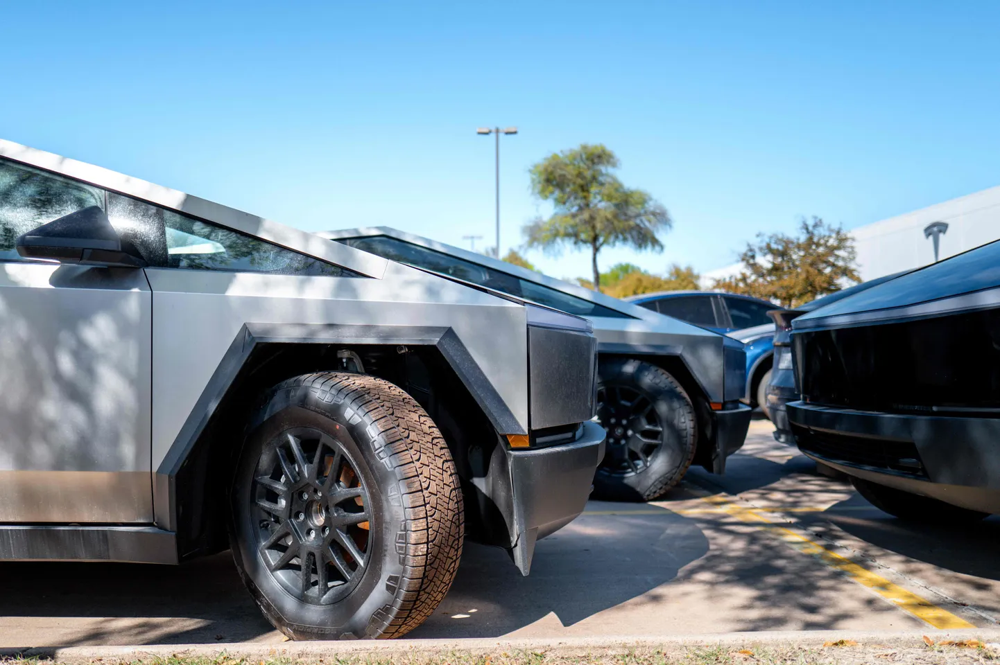 Tesla Cybertruckid Austinis müügiplatsil. Tesla kutsub tagasi rohkem kui 46 000 autot pärast seda, kui Ühendriikide vastav amet tegi ettekirjutuse. See puudutab pea kõiki müüdud Cybertrucke.