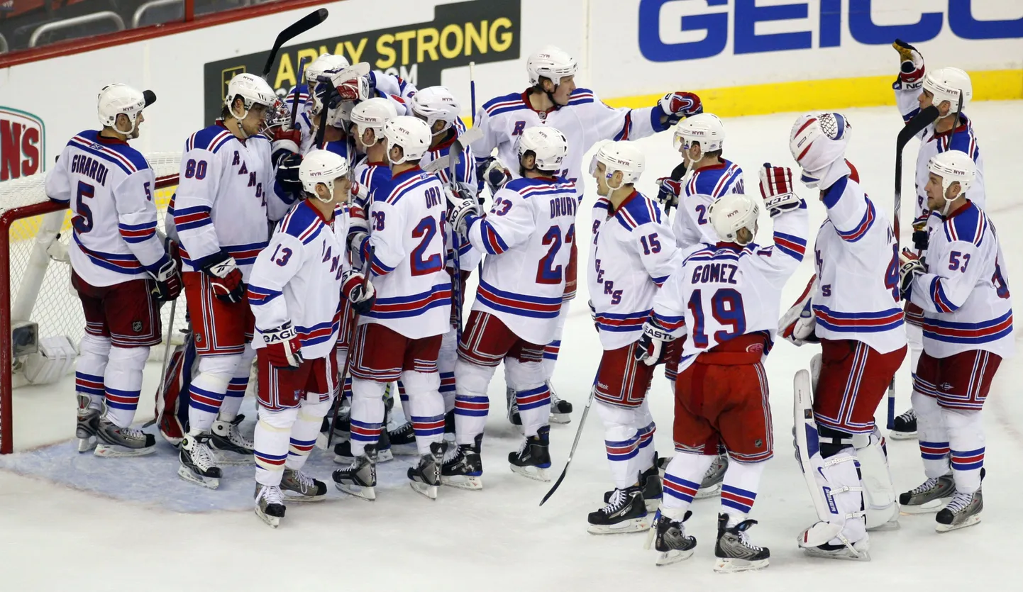 New York Rangers tähistab võitu.