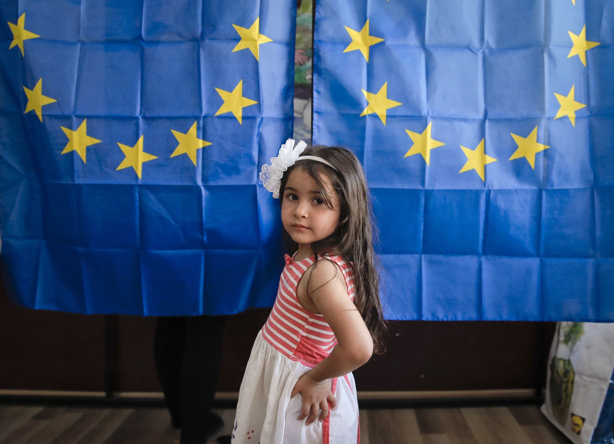 Ребенок у избирательного участка в Бэлене во время предыдущих выборов в Европейский парламент 26 мая 2019 года.