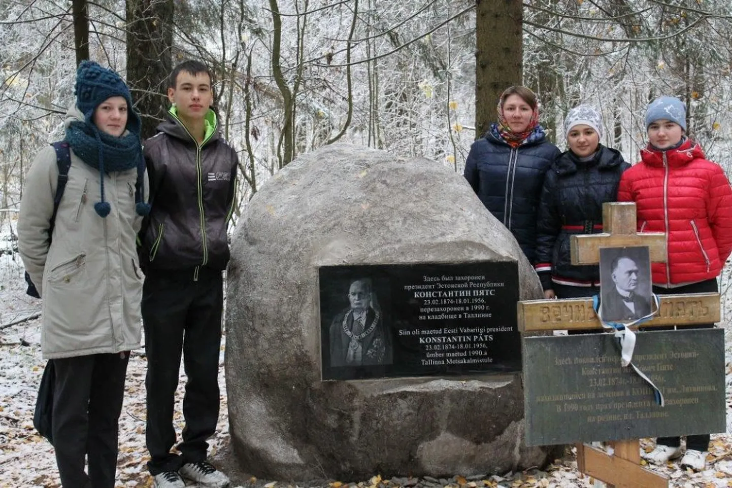 Buraševo elanikud kohalikul kalmistul Konstantin Pätsi hauakohale paigaldatud mälestuskivi juures.