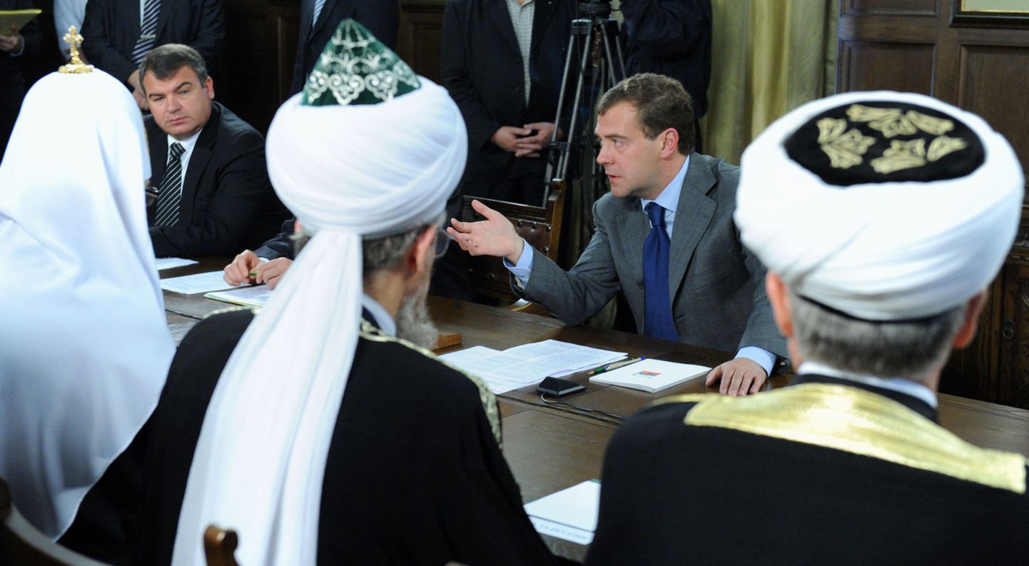 Venemaa president Dmitri Medvedev usujuhtidega kohtumas