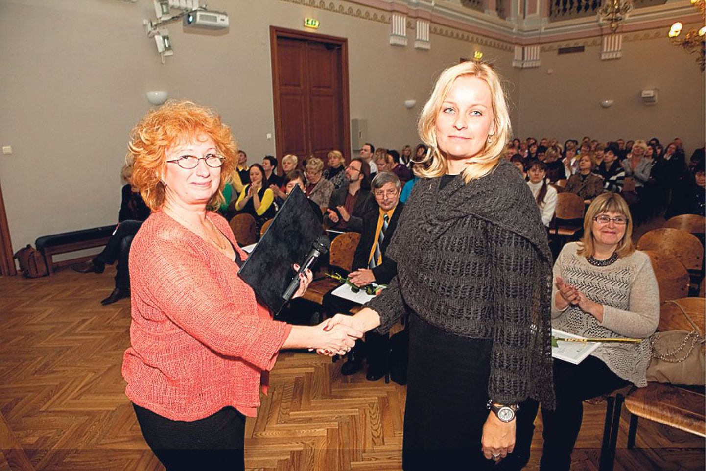 Tiigrihüppe sihtasutuse juhataja Enel Mägi (paremal) õnnitleb konkursi võitnud Anne Kalmust.