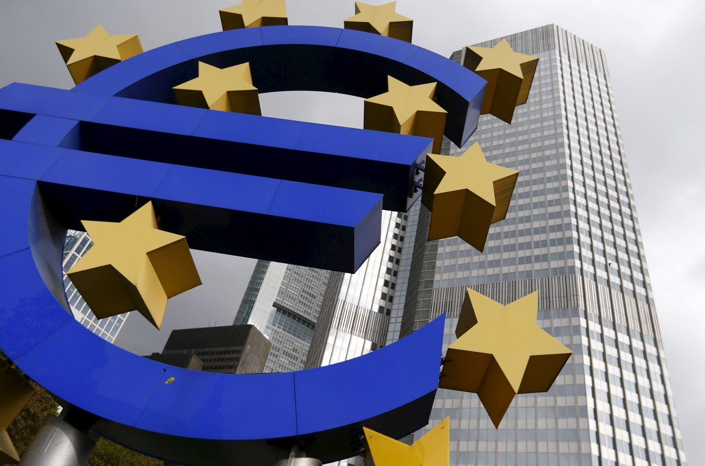 Eurologo Euroopa Keskpanga ees