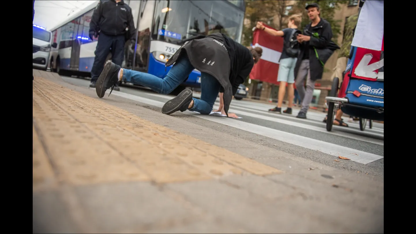 Protestētāja pie Marsa parka.