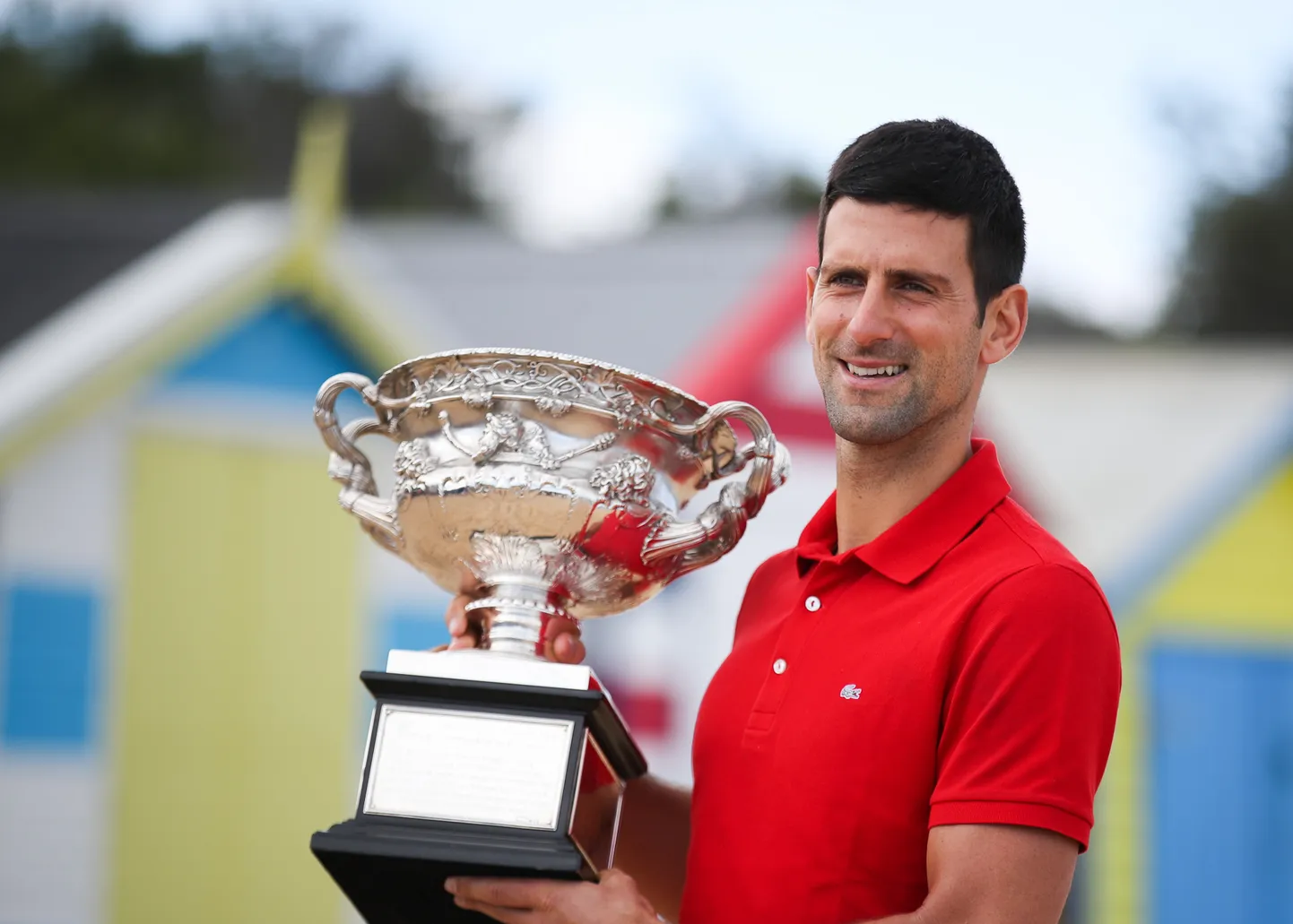 Novak Djokovic Austraalia lahtiste võidukarikaga.