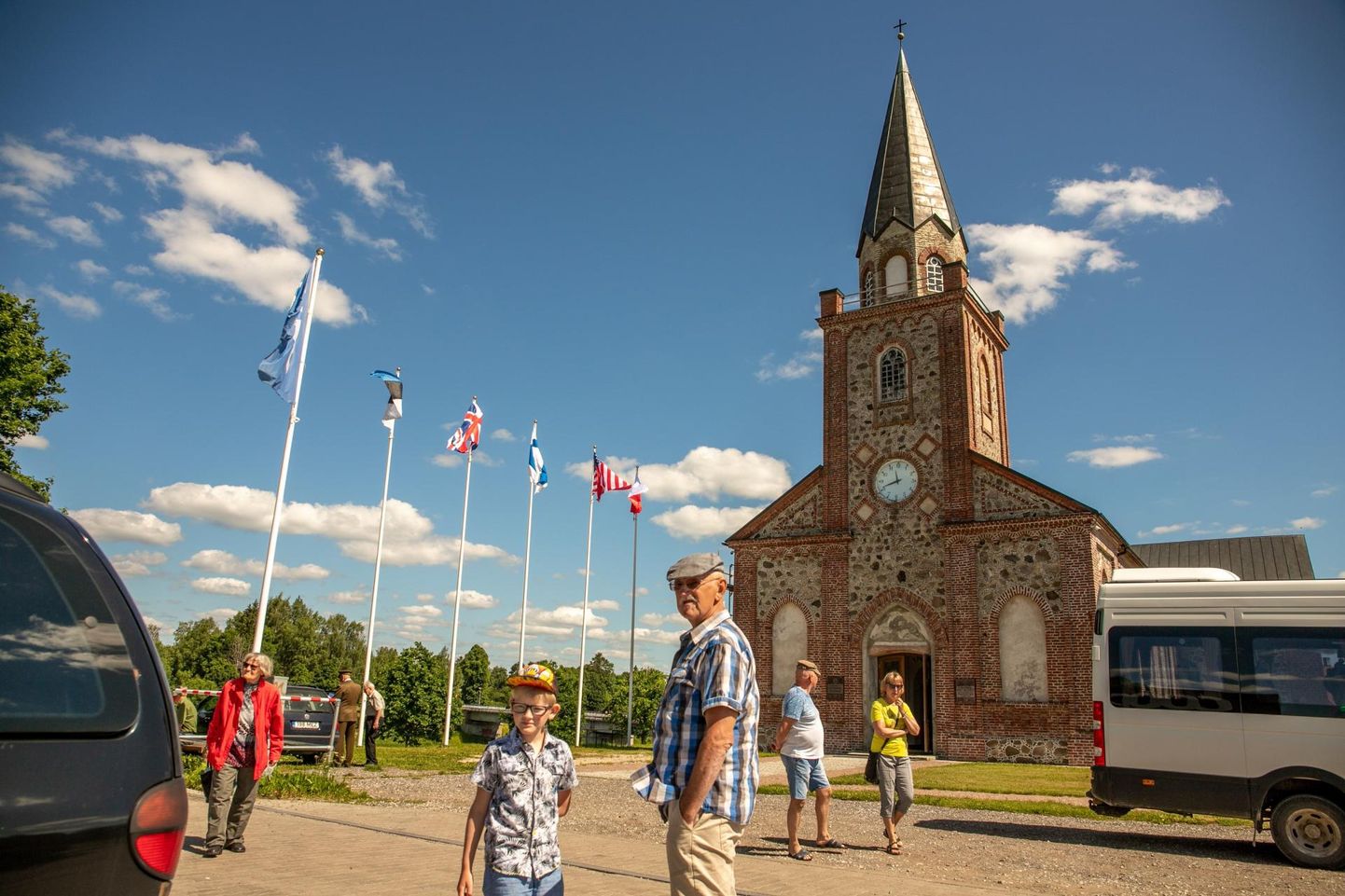 Toris Eesti sõjameeste mälestuskirikus toimub taasiseseisvumispäeval tavaks kujunenud tänujumalateenistus.