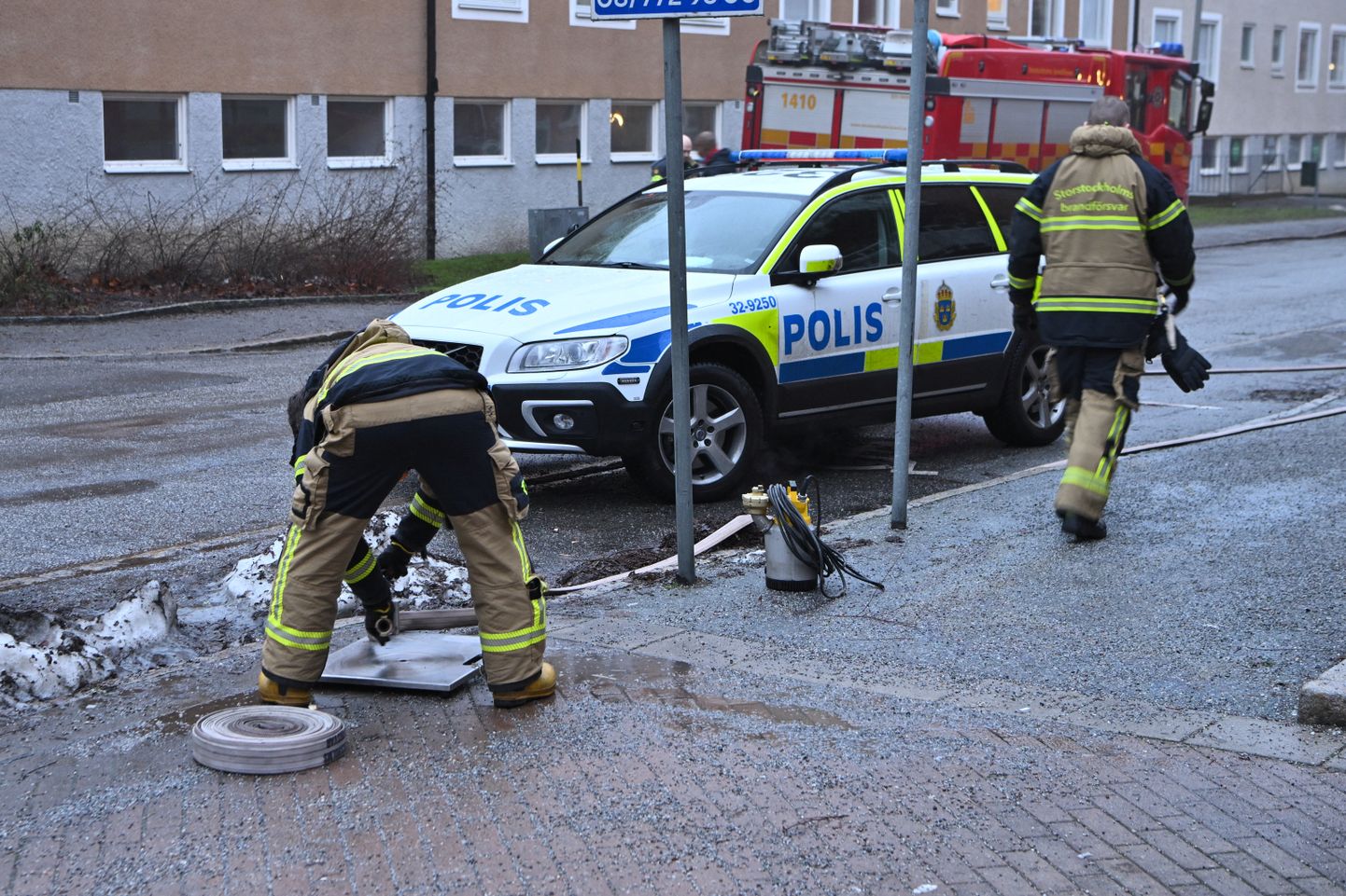 Rootsi politsei ja tuletõrje 2. jaanuaril 2023 Lõuna-Stockholmis Bagarmossenis, kus toimus plahvatus