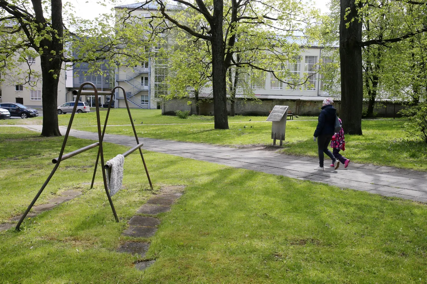 Tiigi ja Pepleri tänava nurgal asuva kortermaja taga oli aastal 1868 Jannsenite pere omandatud maja. Kohta tähistab praegu plaat, kus on teave Koidula tamme kohta.