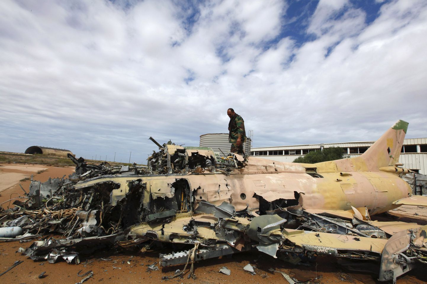 Muammar Gaddafi vägedele kuulunud sõjalennuk Sirte lähistel.