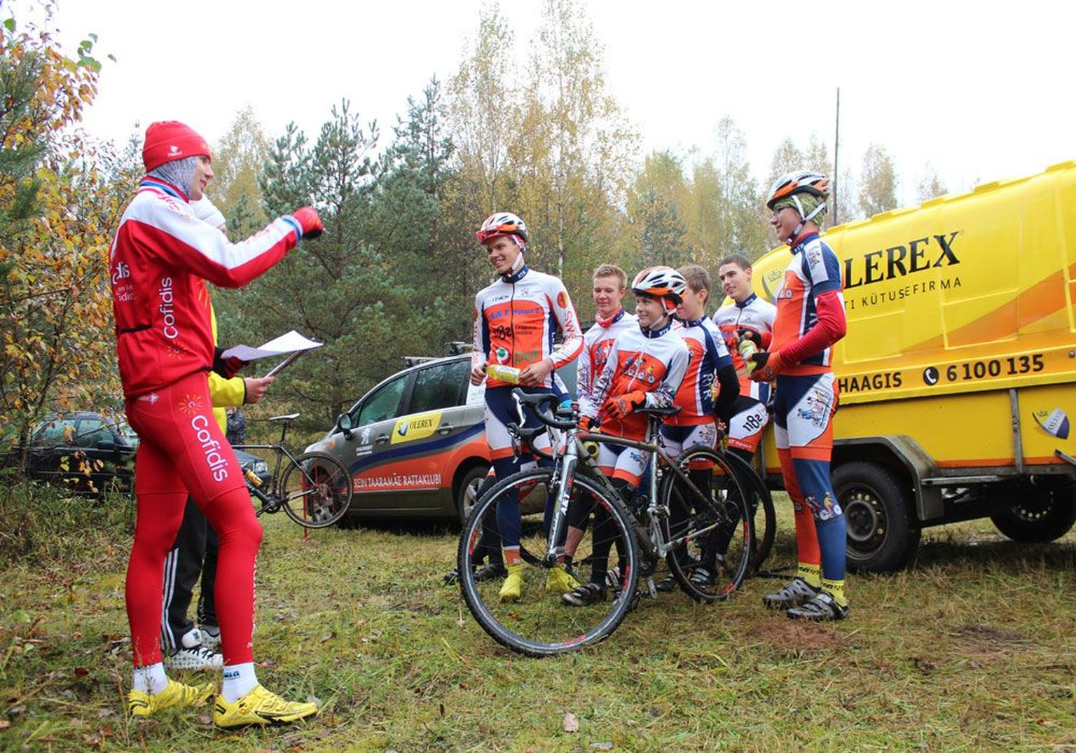 Rattasõit on meeskonnaala: Rein Taaramäe jagab omanimelise klubi noortele ratturitele enne starti viimaseid juhiseid.