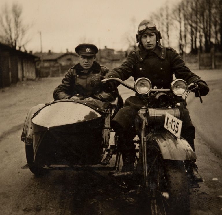 Призывники авто-танкового полка на мотоцикле. 