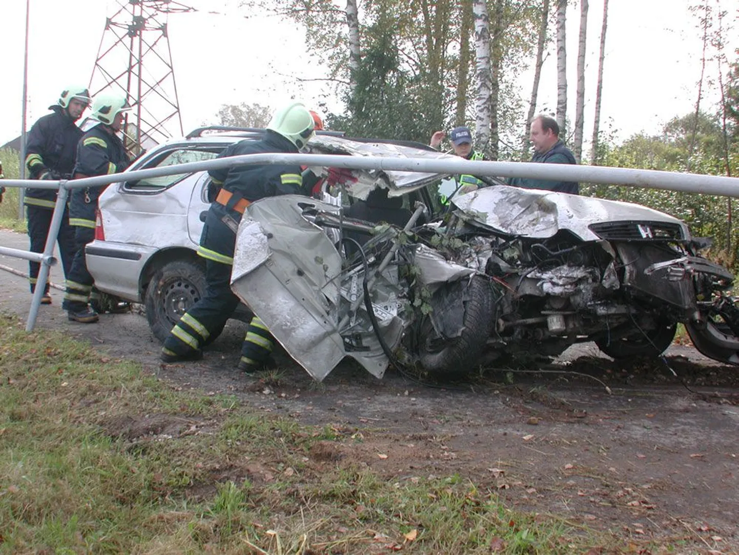 Teelt välja sõitnud ja rusudeks muutunud auto leiti alles mitu tundi pärast õnnetust.