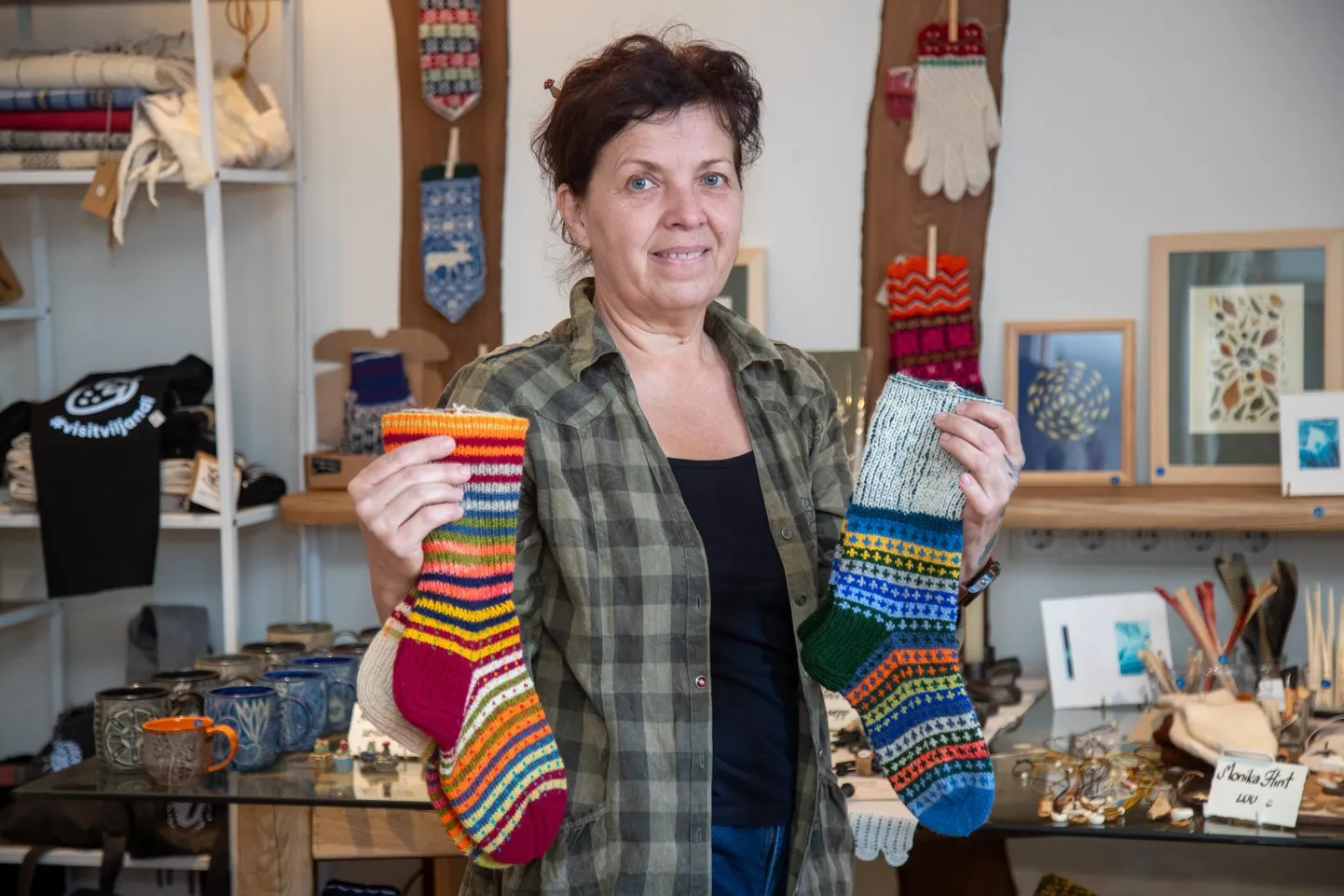 Tiina Zujenkovile meeldib väga kududa. Tema ja teiste kohalike tegijate kaupa saab osta vast avatud Kassi Kanga poes Tartu tänaval.