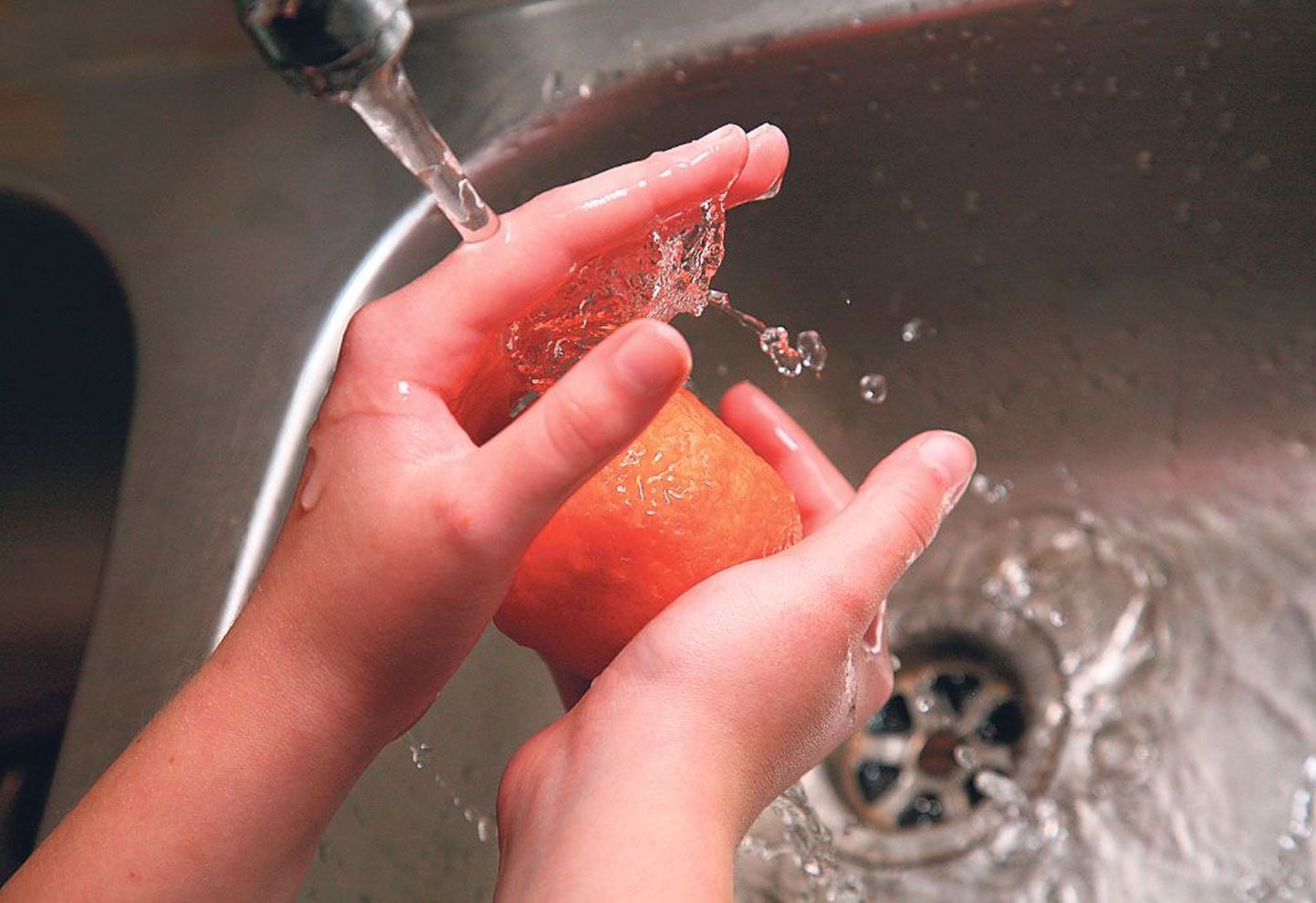 Et me koorides mustust ja baktereid maitsvale viljalihale ei levitaks, tasub mandariine ja apelsine kindlasti esmalt voolava vee all pesta.
