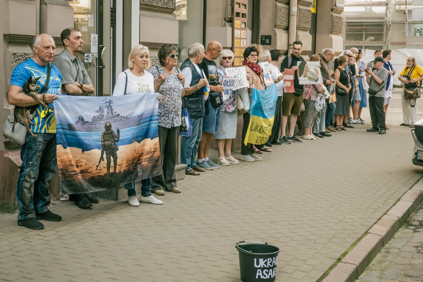 Пикет против Дома Москвы