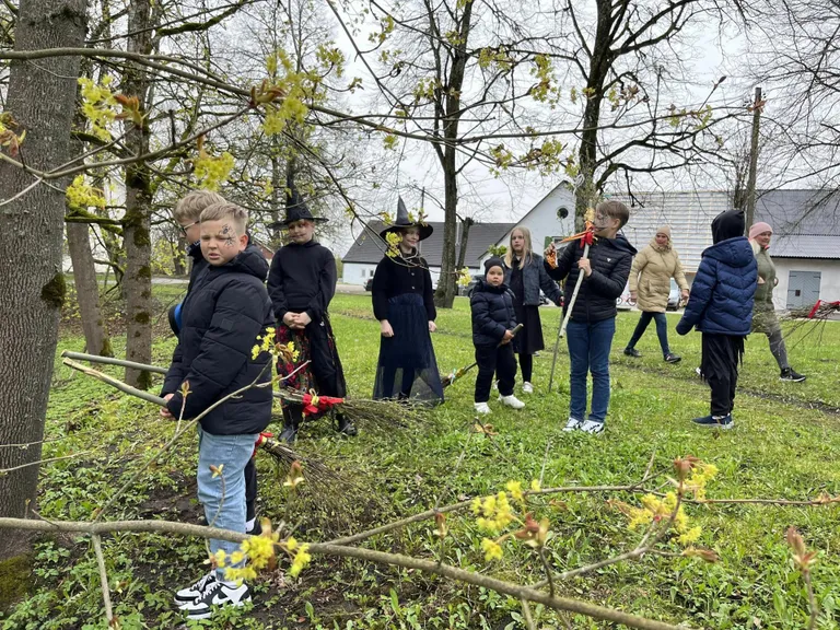 Neile, kel oma luud koju jäänud, oli avatud töötuba, kus sai meisterdada just endale sobiva nõialuua.