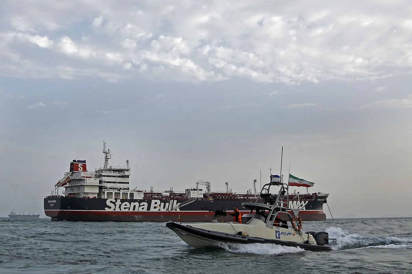 Iraani vägede patrull ning Briti lipuga tanker Stena Impero 21. juulil 2019 Bandar Abbasi sadama lähistel.