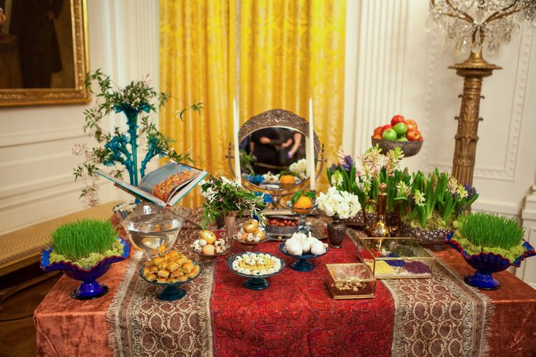 Iraani kalendri uut aastat võetakse vastu koos sümbolilise haft seen lauaga, kus on seitse pärsia keeles s-tähega algavat ning uueks aastaks õnne lubavat eset.