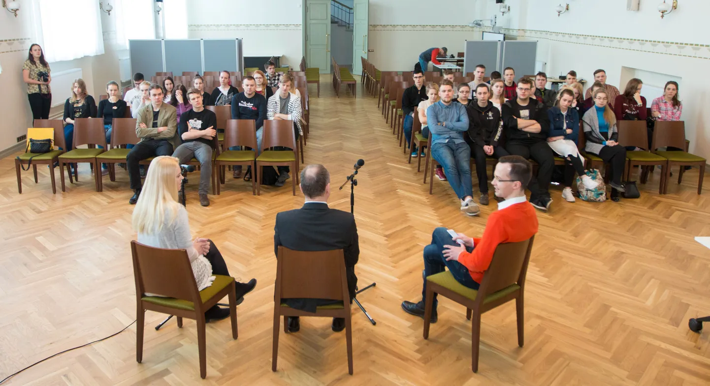 Valga gümnaasiumis peetud arutelupäeva vestlusringis osalesid ajalehe Valgamaalane peatoimetaja Sirli Homuha ja Valga linnapea Kalev Härk, vestlust juhtis ürituse korraldanud noorteühingu Avatud Vabariik juht Jevgeni Krištafovitš. Kuulajateks olid 12. klasside õpilased.