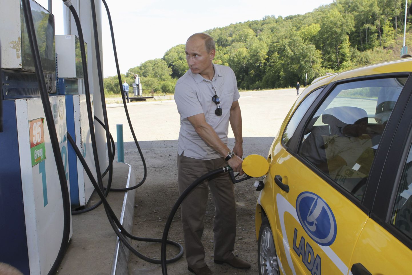Vladimir Putin Habarovski bensiinijaamas Ladat tankimas.