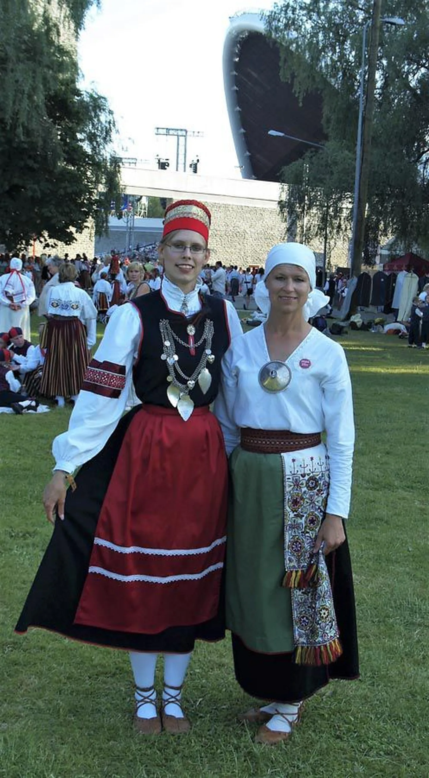 Kertu Alvre (vasakul) ja Ave Alvre viivad pealinna tantsumurule sadakond inimest ja ikka emotsiooni hankima. Ja kui vaja, lähevad ka ise platsile.
