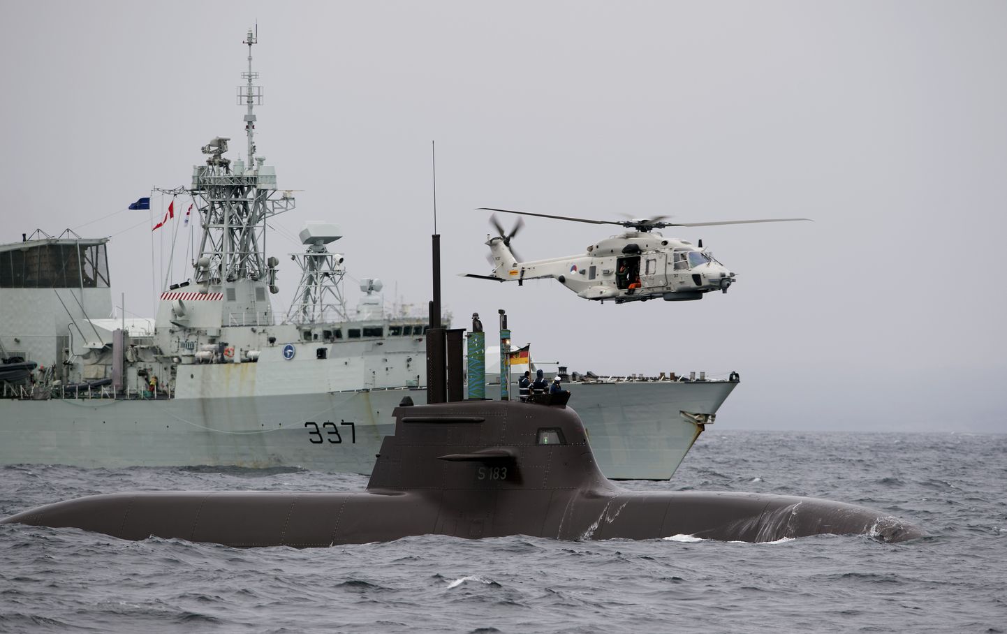 Saksa allveelaev, Kanada sõjalaev ja üks Hollandi kopter osalemas NATO õppusel Dynamic Mongoose 2015. aastal.