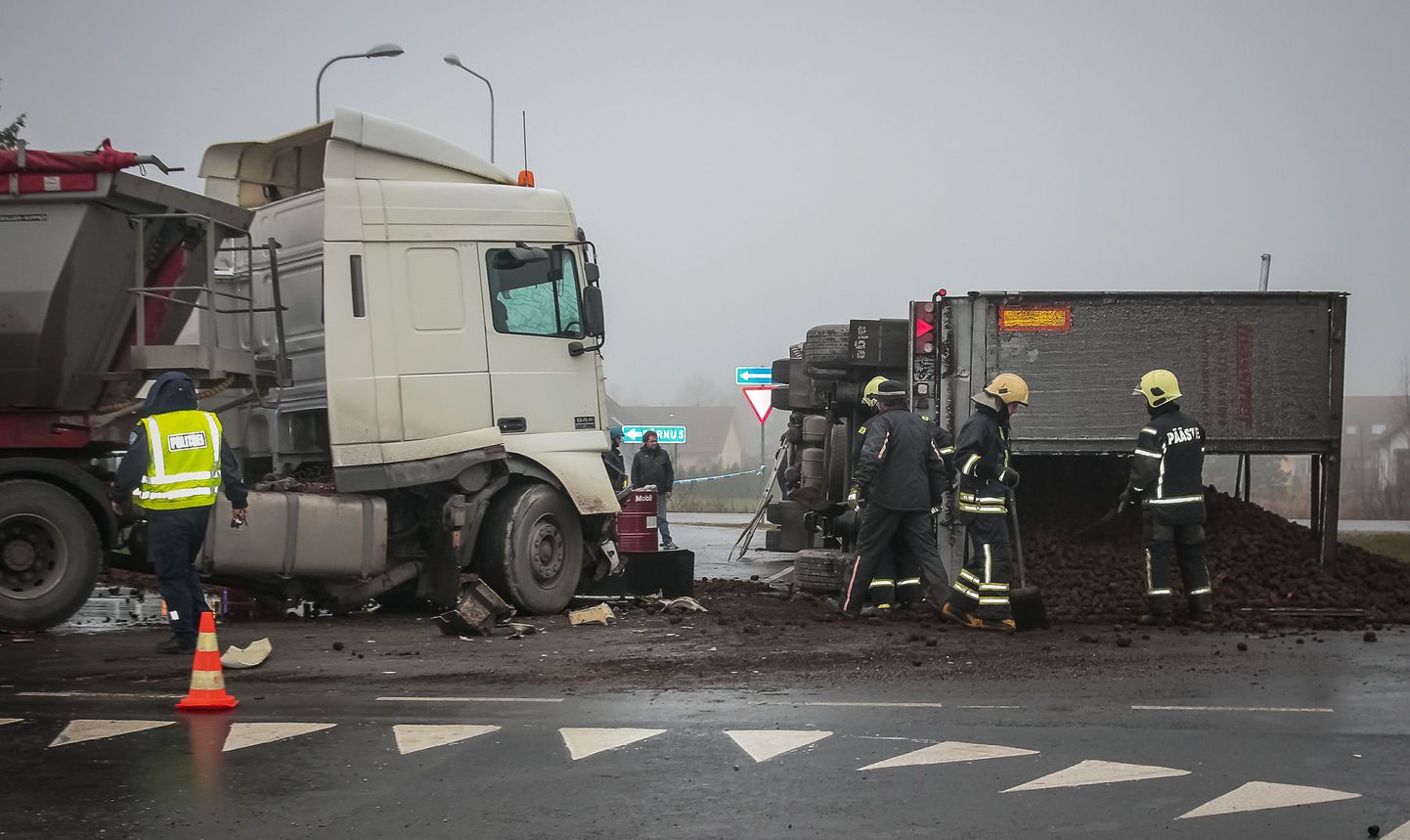 Täna pärastlõunal põrkasid Pärnumaal Audru vallas Papsaare külas Lihula maantee ja Nurme tee ristmikul kokku kaks veoautot, mille juhid viidi haiglasse.