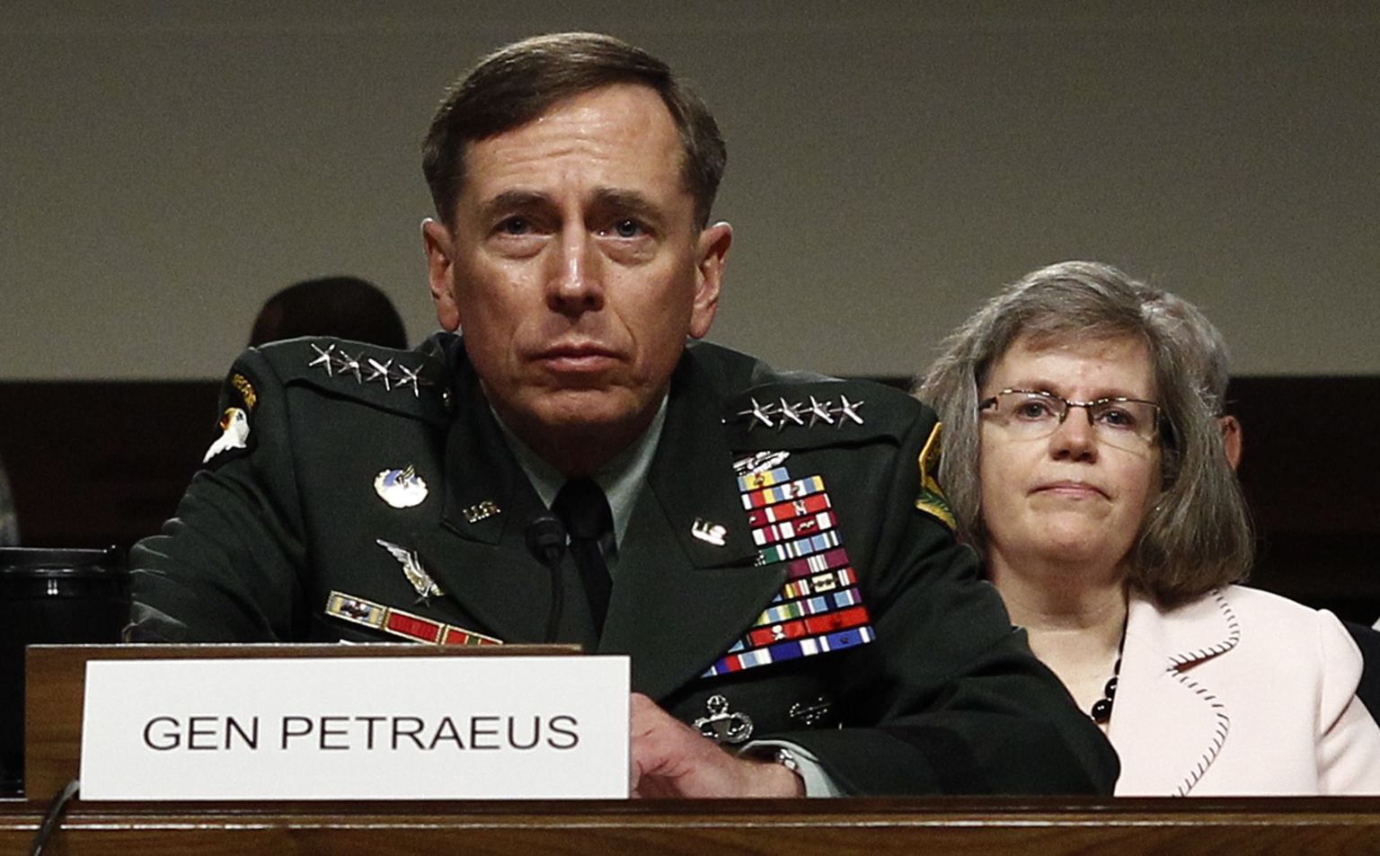 Kindral David Petraeus, tagaplaanil tema abikaasa Holly.