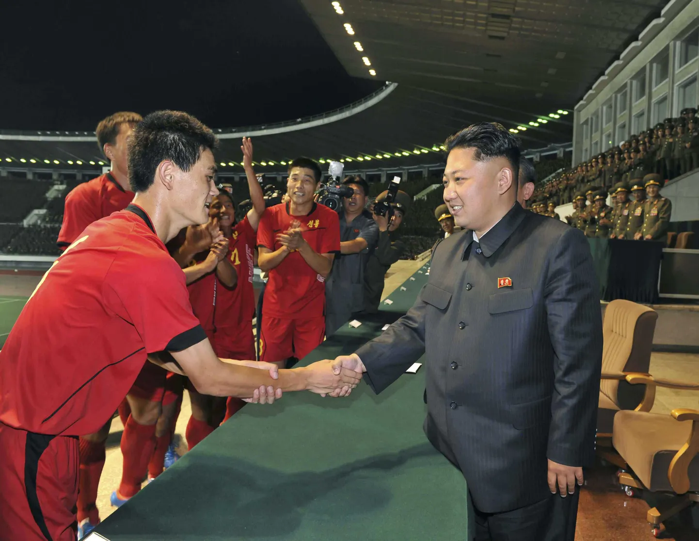Kim Jong-Un jalgpallimatšil.