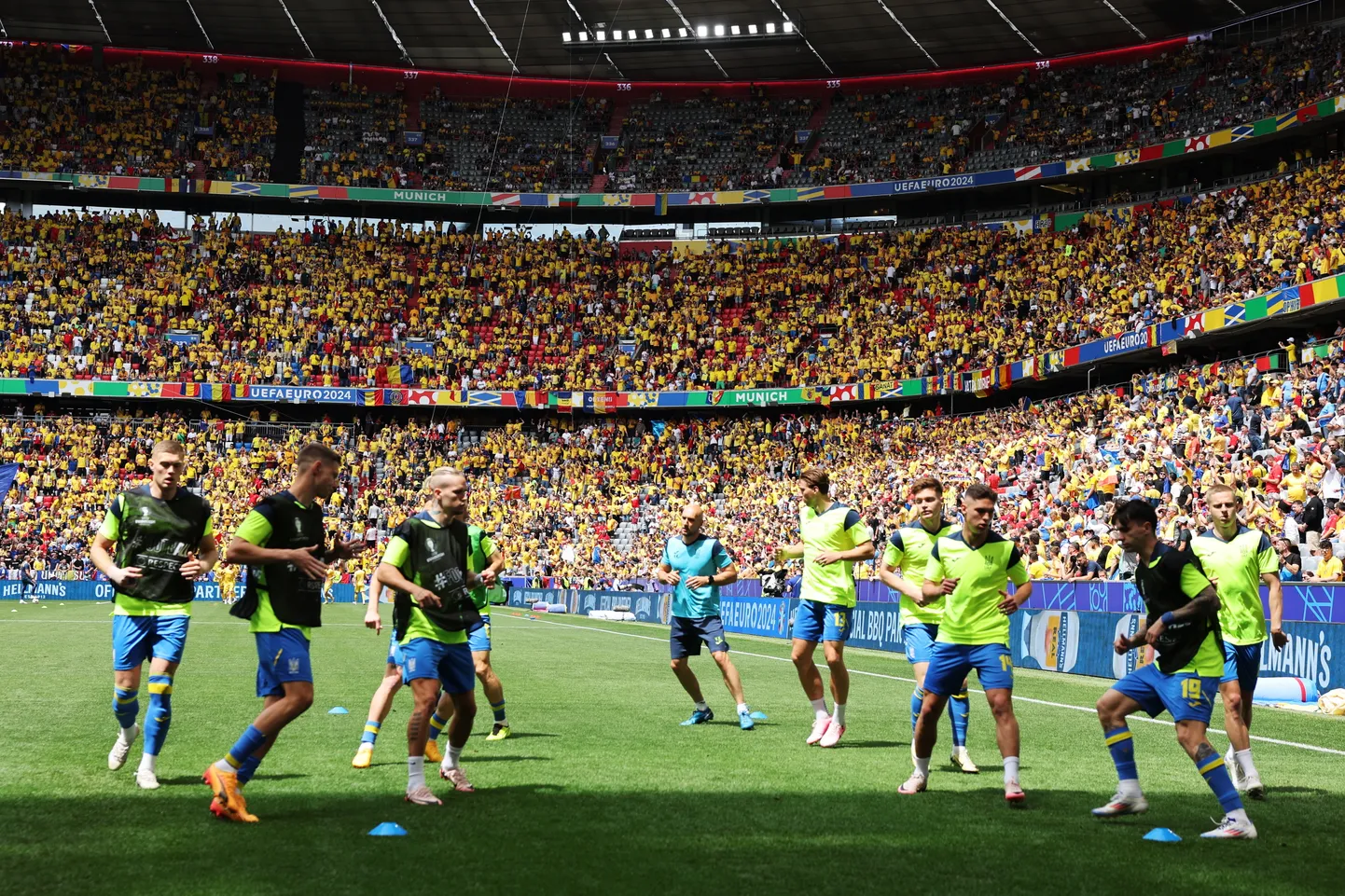 Piepildītas tribīnes ar Ukrainas un Rumānijas futbola faniem