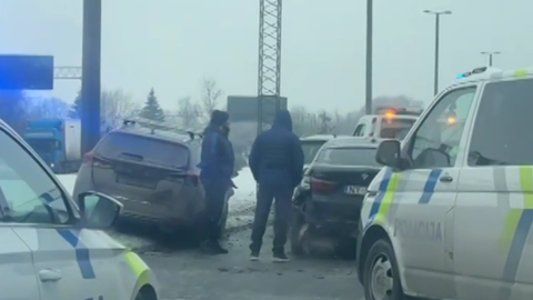 VIDEO ⟩ Krasta ielā otrdienas rītā notikušas piecas avārijas, kurās iesaistīti astoņi spēkrati