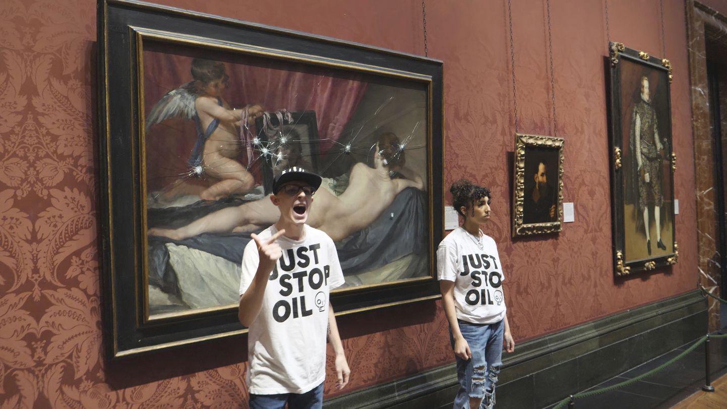 Keskkonnaaktivistid täna Londonis rahvusgaleriis Diego Velázqueze maali «Veenus peegliga» juures.