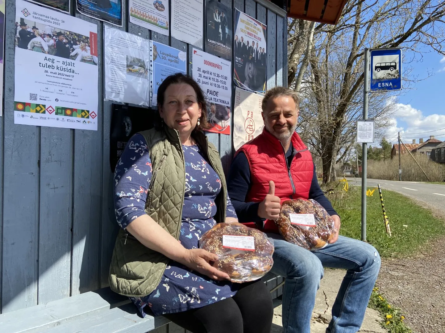 Järva valla piirkonnajuht Veiko Kurim (paremal) motiveeris oma valla Teeme ära! talgulisi kringlitega. Esnas võttis eile valla saadetud maiuse vastu Tiina Treimann.