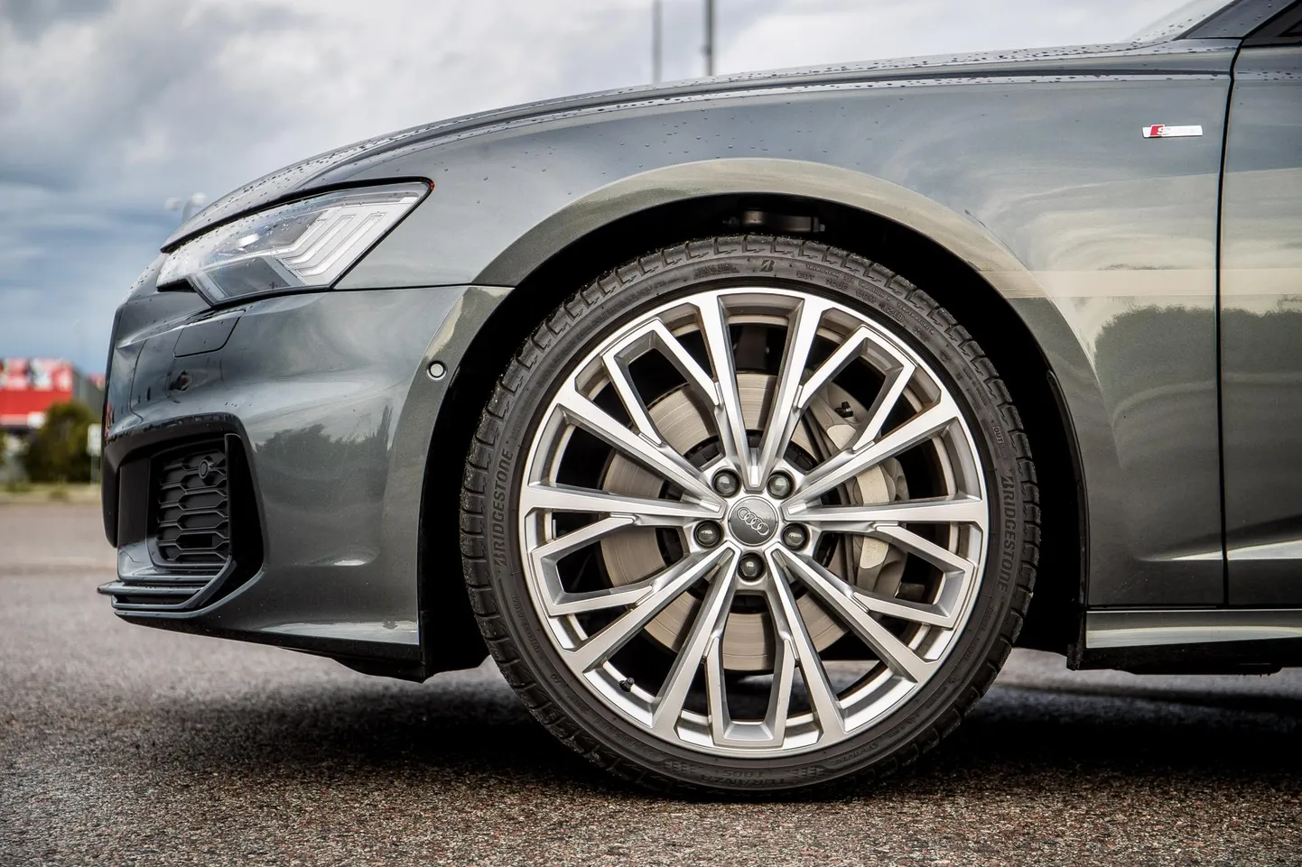 Sõiduauto Audi sattus õnnetusse.