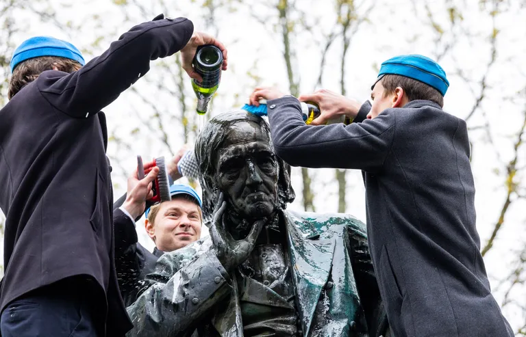 «Kiiremini-kiiremini!», «Nühkige ikka kõrva tagant ka,» kostsid Eesti Üliõpilaste Seltsi liikmed eemalt, kui nende kaasvõitlejad Karl Ernst von Baeri monumenti vahuveiniga pesid.